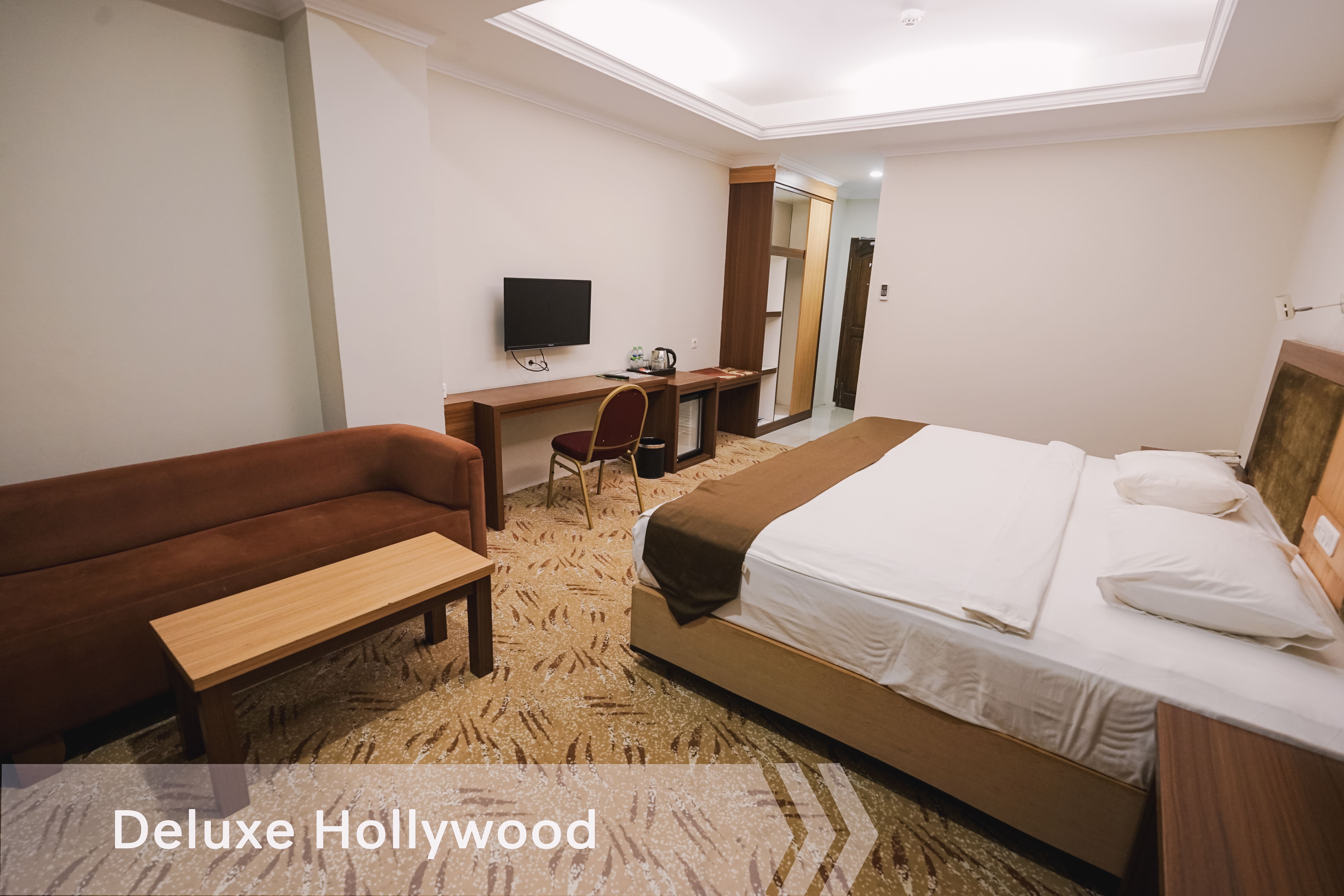 DELUXE Hollywood 3