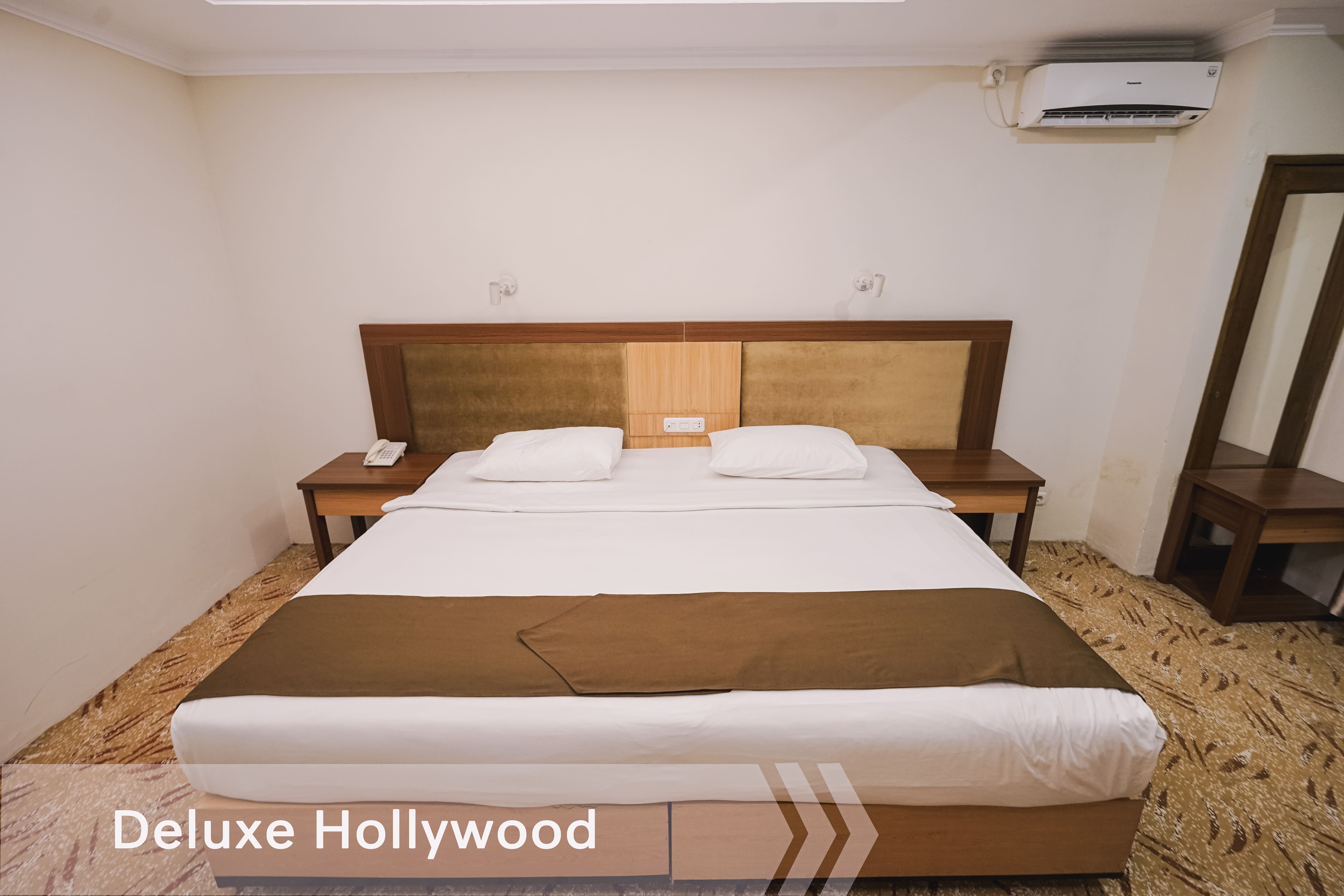 DELUXE Hollywood 4